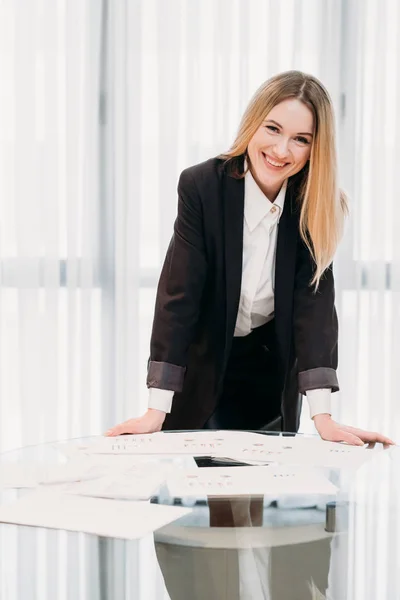 Ufficio documenti di lavoro della signora di affari — Foto Stock