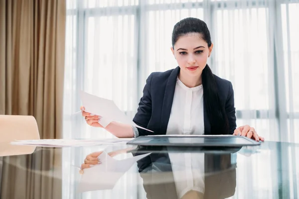 Mujer de negocios trabajo gerente documentos oficina — Foto de Stock