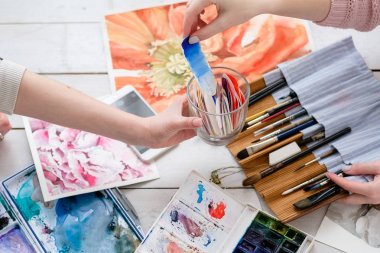 Resim sınıfı sanat suluboya fırça çizmek