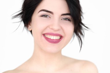 duygu mutlu gülümseyen neşeli memnun kadın yüz