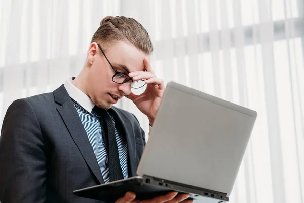 Financiële problemen mislukking benadrukt zakenman — Stockfoto