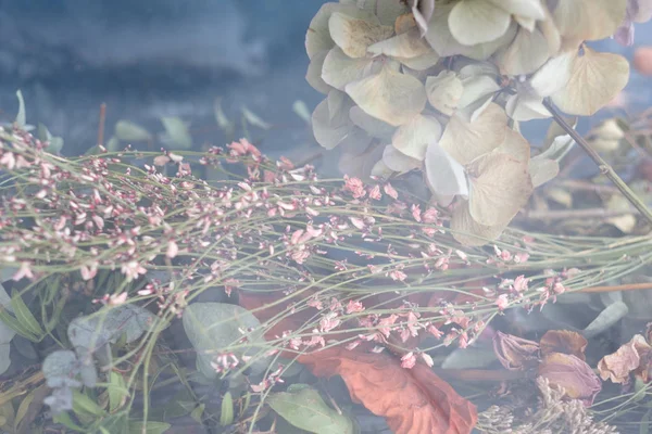 花の背景花の素朴なアレンジ装飾 — ストック写真