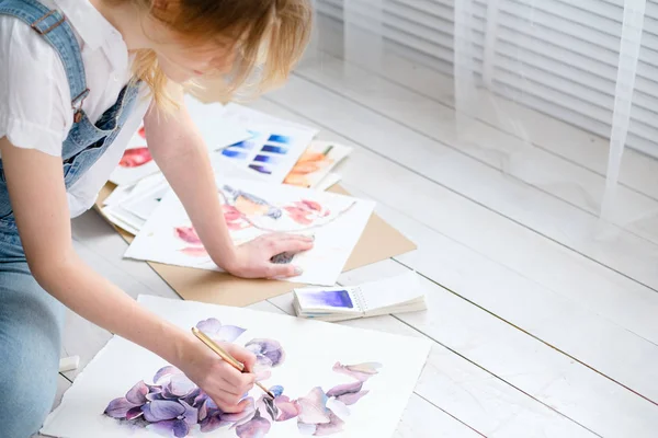 Дозвілля художній талант вираження дівчина малює картину — стокове фото