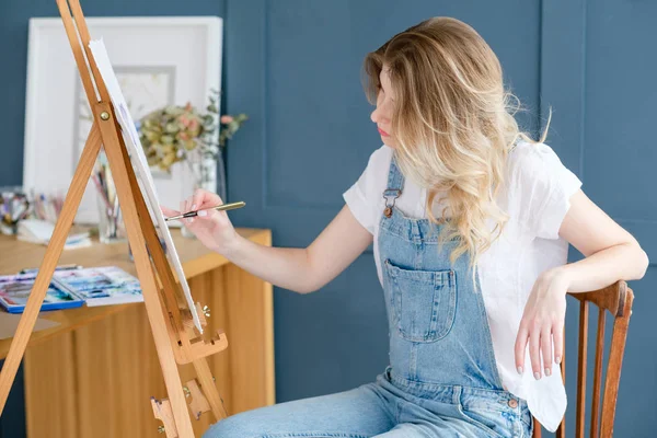 Art therapy painting class watercolor woman draw — Stock Photo, Image