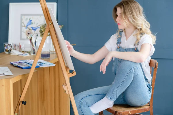 Melukis hobi berseni kepribadian gadis berbakat menggambar — Stok Foto