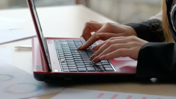 Geschäftskommunikation Büro Frau tippt Laptop — Stockvideo