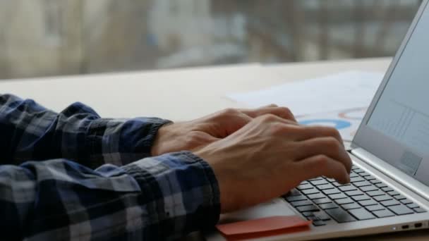 Trabalhador de escritório estilo de vida homem de negócios digitando laptop — Vídeo de Stock