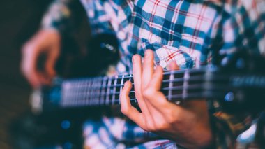 müzik okulu gitar dersi erkek öğrenci enstrümanı