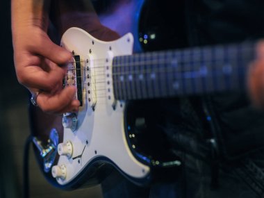 Rock festivali erkek punk elektro gitarı