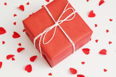 romantik sürpriz kırmızı hediye kutusu kalp arka planı