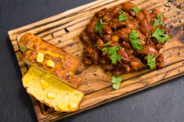 Restoran menüsü Boston fırında fasulye mısır ekmeği.