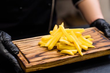 Fast food servisi tuzlu patates kızartması.