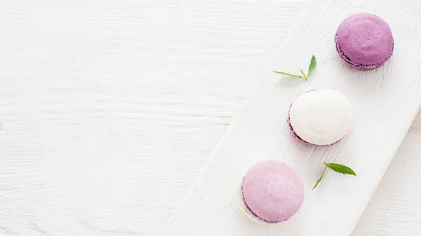 Francuskie ciasteczka purpurowe makaroniki biały tło — Zdjęcie stockowe