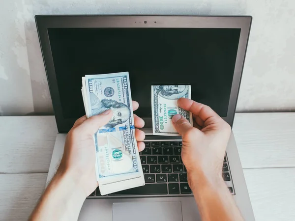 Hazard online sto dolarów rachunki laptop zakład — Zdjęcie stockowe