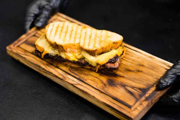 Grill restaurang nötkött brisket smörgås ost — Stockfoto
