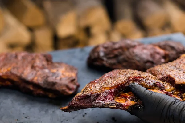 Izgara restoran mutfak şefi domuz kaburga füme — Stok fotoğraf