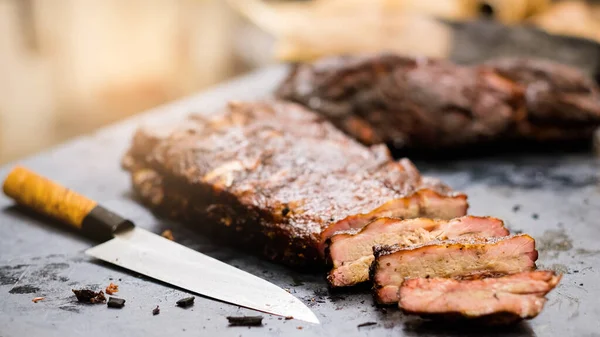 Izgara restoranı füme domuz pirzolası mutfak masası. — Stok fotoğraf