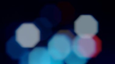 Bokeh parıltısı. Odaklanmış mavi, pembe, pırıl pırıl lekeler.