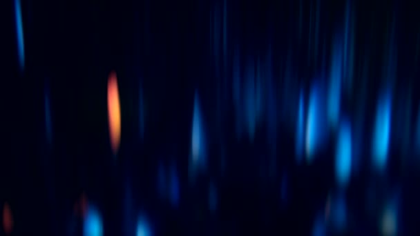 빛나는 불꽃 뒤에 있는 파란 점들의 움직임 — 비디오