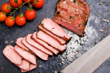 Yemek servisi kaburga eti dilimlenmiş et.