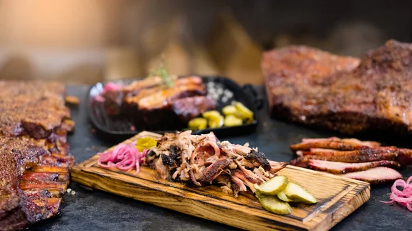 Grill étterem füstölt húzott sertésborda hús borda — Stock Fotó
