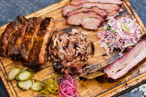 Rökt kött sortiment nötkött brisket drog fläsk — Stockfoto