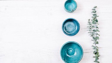 Beyaz rustik mutfak arka plan turkuaz kaseler