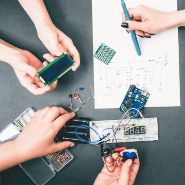 Elektronik mühendisliği takım çalışması devre tasarımı