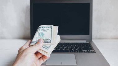Çevrimiçi iş yüz dolarlık banknotlar