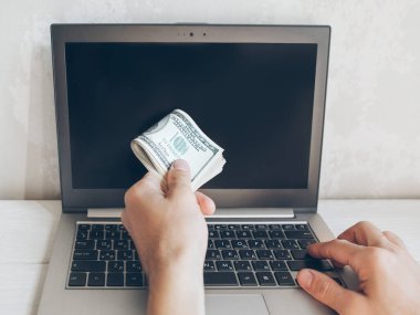 Çevrimiçi bankacılık 100 dolarlık banknotlar