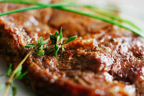 Стейк рецепт жареного мяса зеленые травы приправы — стоковое фото