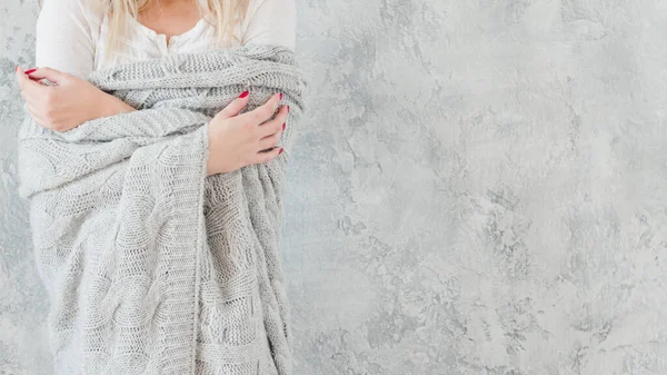 Mulher sensível vulnerável cobertor de malha cinza — Fotografia de Stock