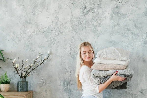 Hangulatos téli hálószoba belső dekoráció takaró párna — Stock Fotó