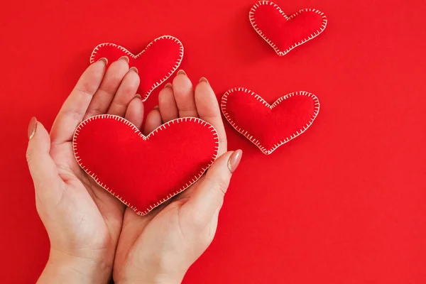 Romantic greeting card handmade felt heart red — Stock Photo, Image