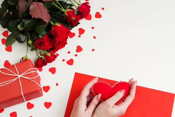 Valentin nap hölgy kéz szív piros rózsa ajándék doboz — Stock Fotó