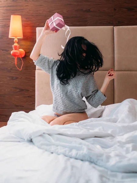 Romantisk födelsedag överraskning kvinna säng glad gåva — Stockfoto