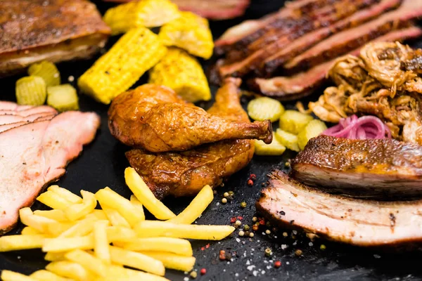 Steakhouse meny rökt kött fågel sortiment — Stockfoto
