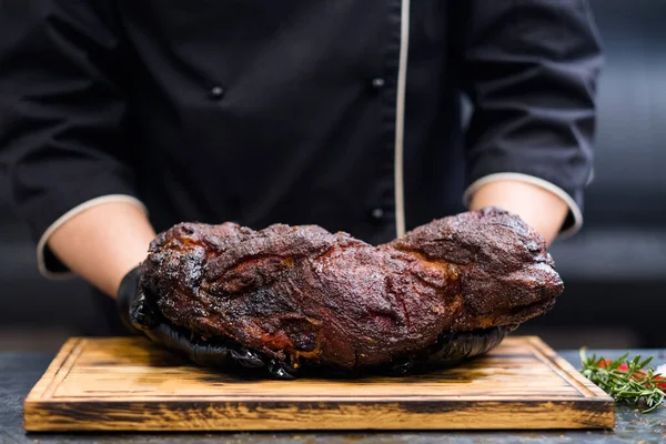 Churrasqueira restaurante cozinha chef fumado pescoço de porco — Fotografia de Stock