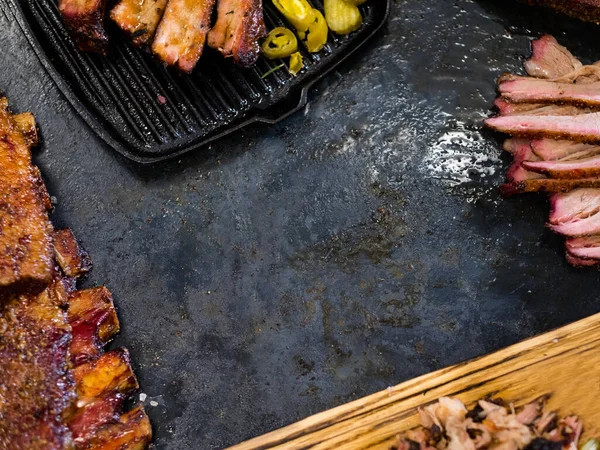 Rökt kött sortiment nötkött brisket drog fläsk — Stockfoto
