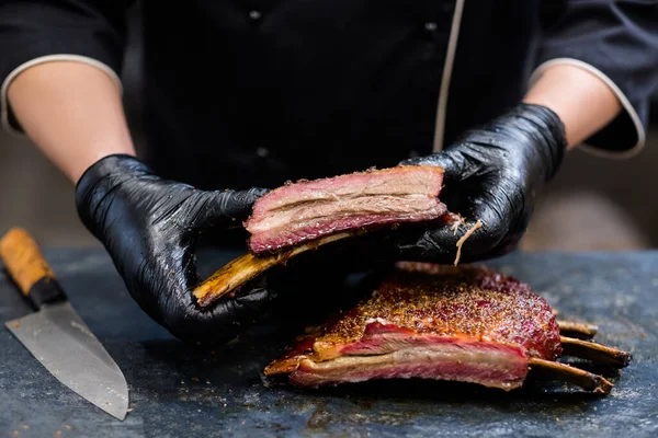 Churrasqueira restaurante cozinha chef costelas de carne defumada — Fotografia de Stock