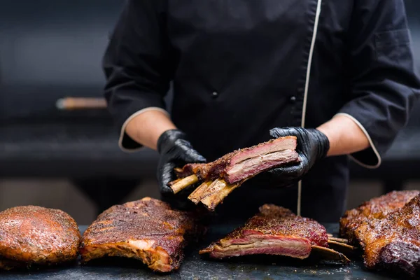Étkezési szolgáltatás füstölt marhahús borda konyhaasztal — Stock Fotó
