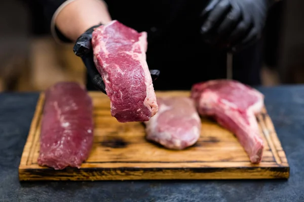 Slaktare butik färska nedskärningar rått nötkött kött kock biffar — Stockfoto