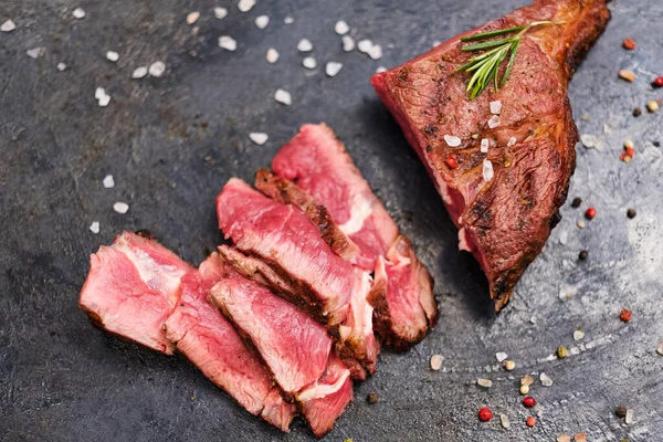 Receta culinaria de carne de vaquero en rodajas de carne de res a la parrilla — Foto de Stock