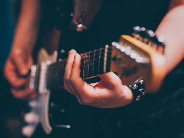 canlı rock konseri punk müzisyeni elektro gitar