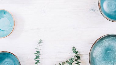 Beyaz kırsal mutfak arka planı mavi plaka filizleri