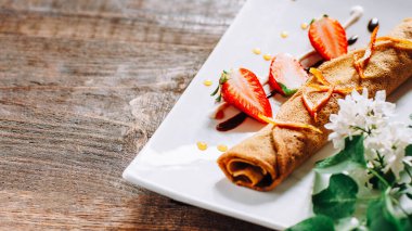 Lokanta tatlı menüsü tatlı krep çilekleri