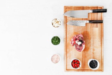 Biftek tarifi çiğ et sosu bıçakları.