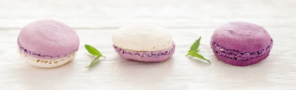 Franska cookies lila makaroner vit bakgrund — Stockfoto