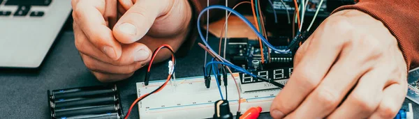 Elektronikus találmány férfi mérnök digitális eszköz — Stock Fotó