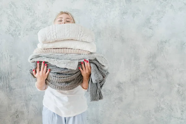 아늑 한 가정 방직 여자, 담요로 뜬 베개 — 스톡 사진